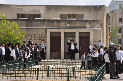 הפלג הקיצוני הגיע למחות, וגורש על ידי בחורי הישיבה