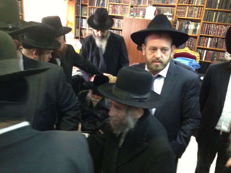 מרן הגראי"ל שטיינמן ניחם את מרן הגר"ע יוסף • צפו