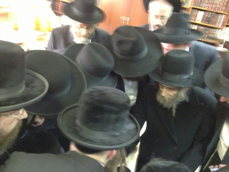 מרן הגראי"ל שטיינמן ניחם את מרן הגר"ע יוסף • צפו