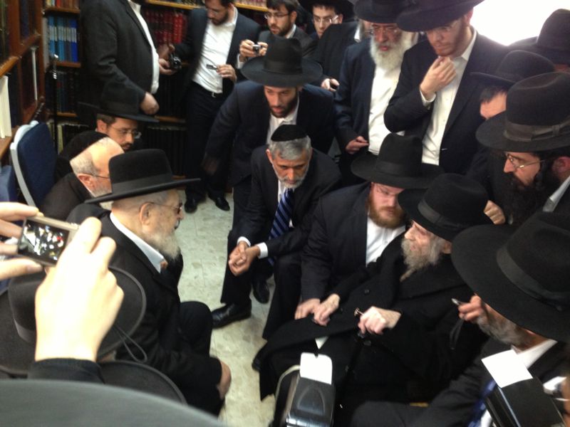 מרן הגראי"ל שטיינמן ניחם את מרן הגר"ע יוסף • צפו