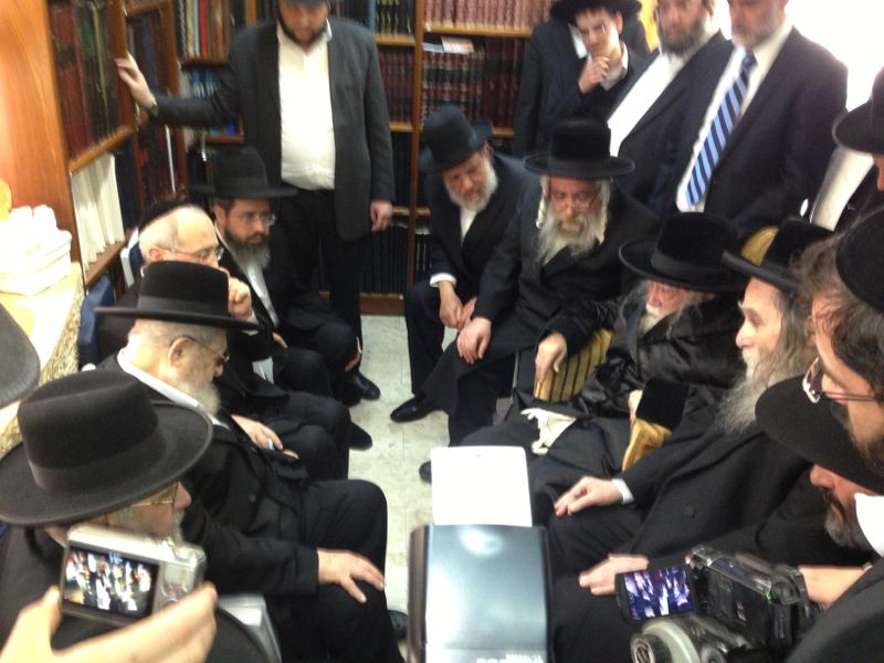 מרן הגראי"ל שטיינמן ניחם את מרן הגר"ע יוסף • צפו