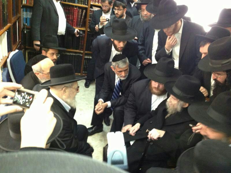 מרן הגראי"ל שטיינמן ניחם את מרן הגר"ע יוסף • צפו