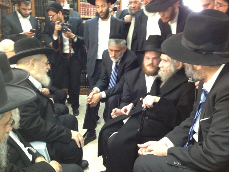 מרן הגראי"ל שטיינמן ניחם את מרן הגר"ע יוסף • צפו