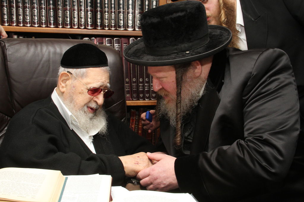 יום של ניחומים בבית הרב יעקב יוסף ע"ה