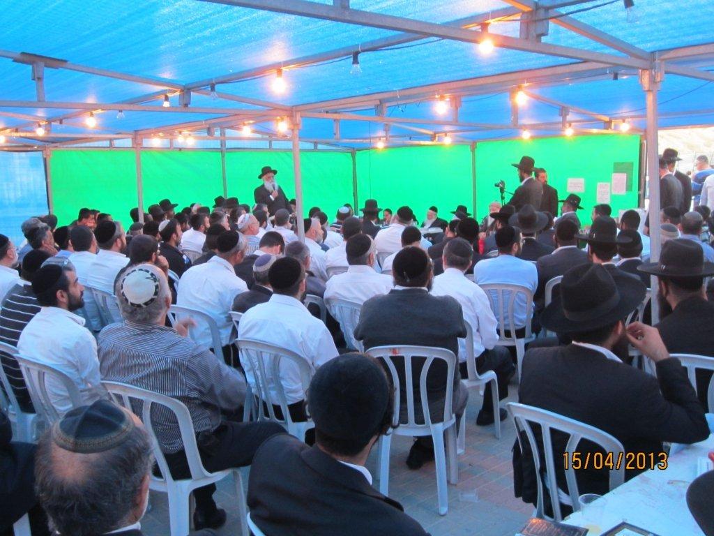 אלפים מנחמים את הרב בנימין בצרי, על פטירת אשתו