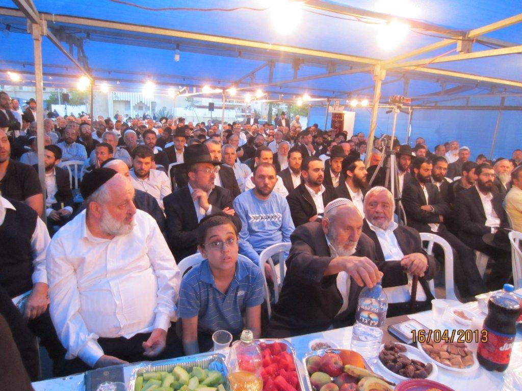 אלפים מנחמים את הרב בנימין בצרי, על פטירת אשתו