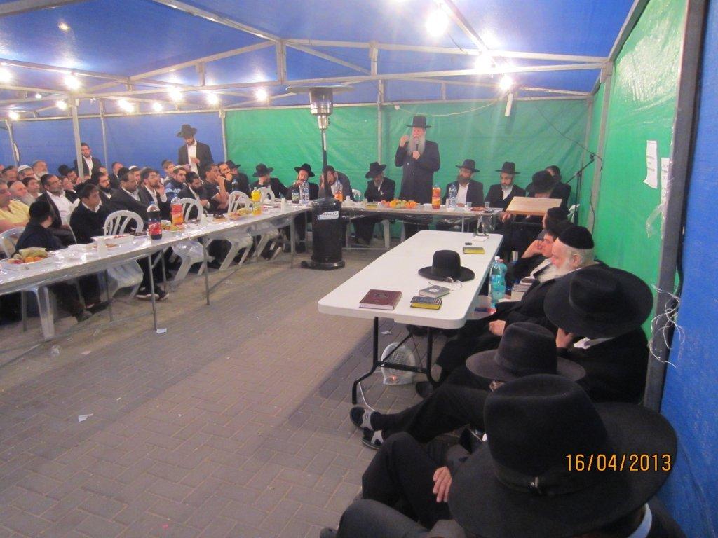 אלפים מנחמים את הרב בנימין בצרי, על פטירת אשתו