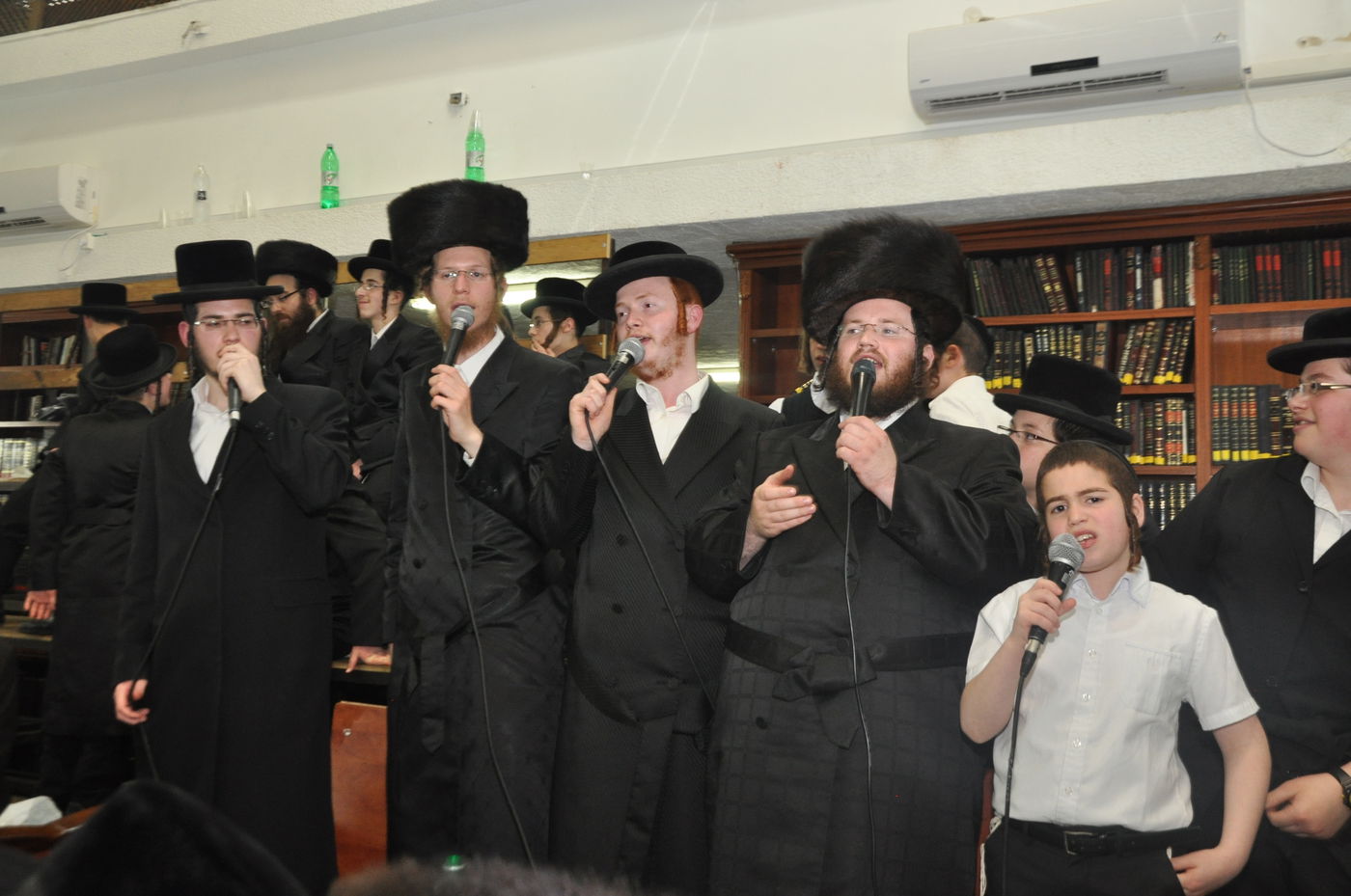 ספינקא: שמחת אירוסין יחד עם טיש יארצייט