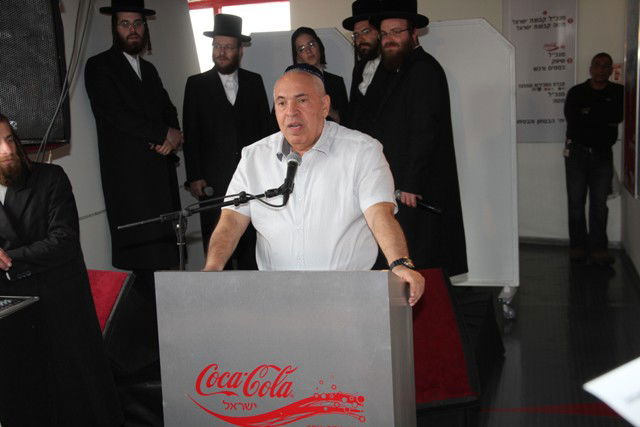 שיא יהודי: קוקה קולה מציגה את שולחן השבת הגדול בעולם