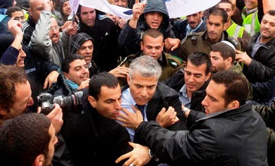 לפיד ומפגינים בכניסה לישיבת הממשלה