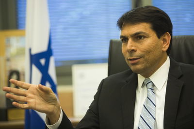 מאוים, דני דנון