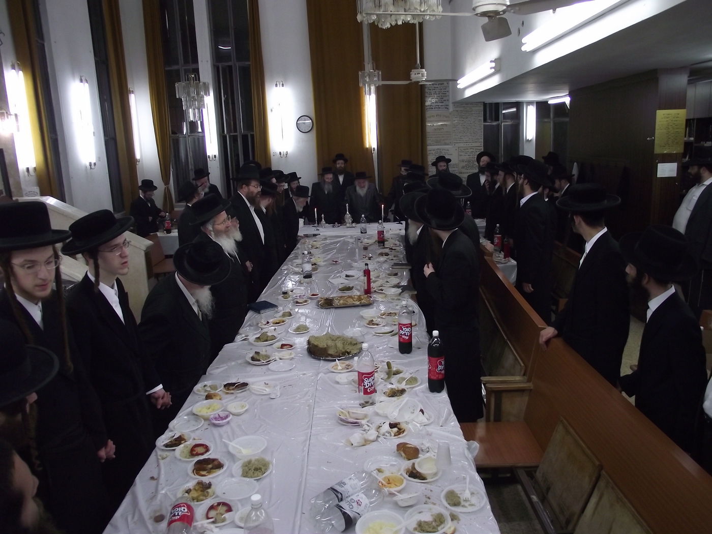 האדמו"ר מספינקא בני ברק בטיש מיוחד לציון היארצייט