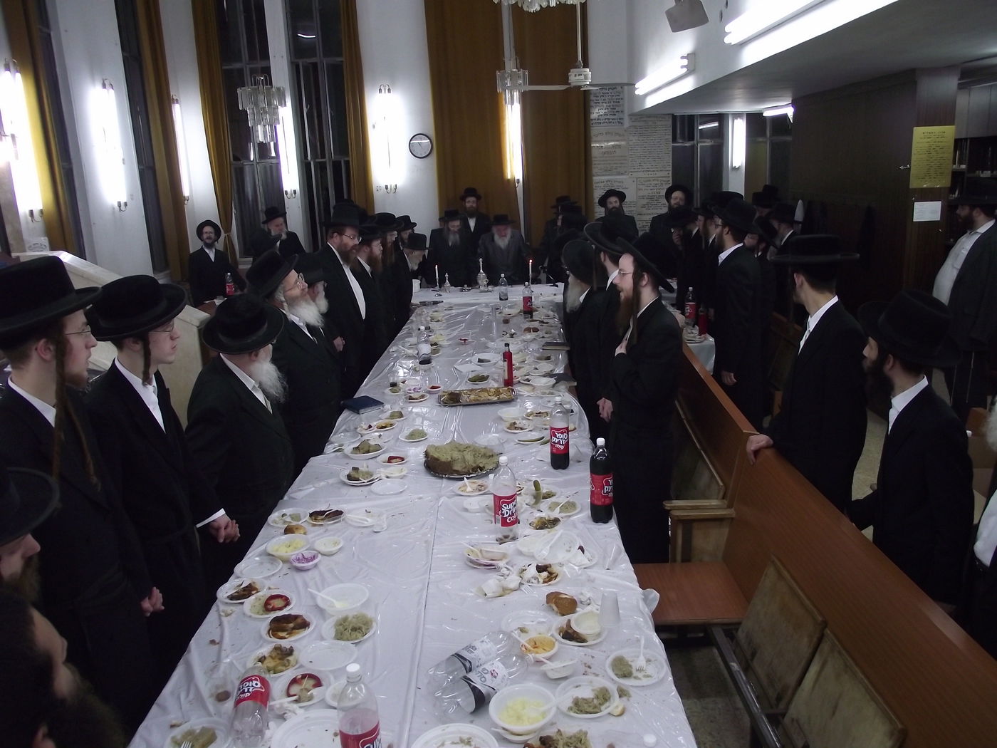 האדמו"ר מספינקא בני ברק בטיש מיוחד לציון היארצייט