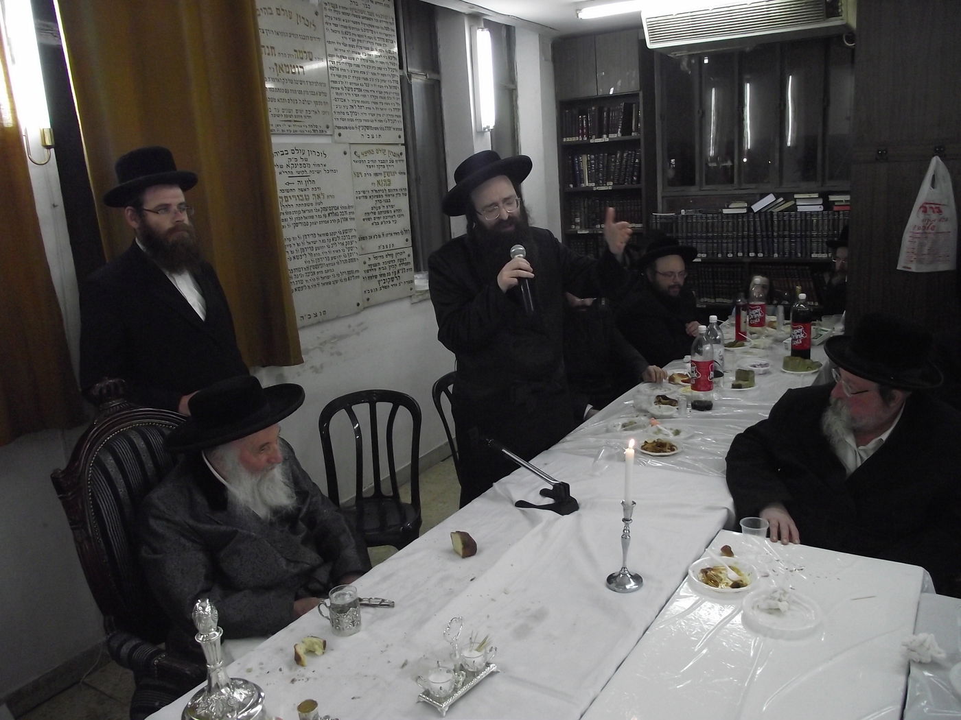 האדמו"ר מספינקא בני ברק בטיש מיוחד לציון היארצייט