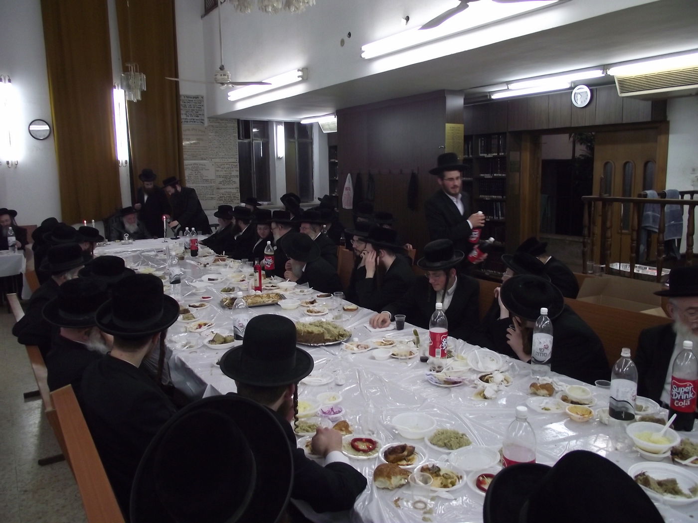 האדמו"ר מספינקא בני ברק בטיש מיוחד לציון היארצייט