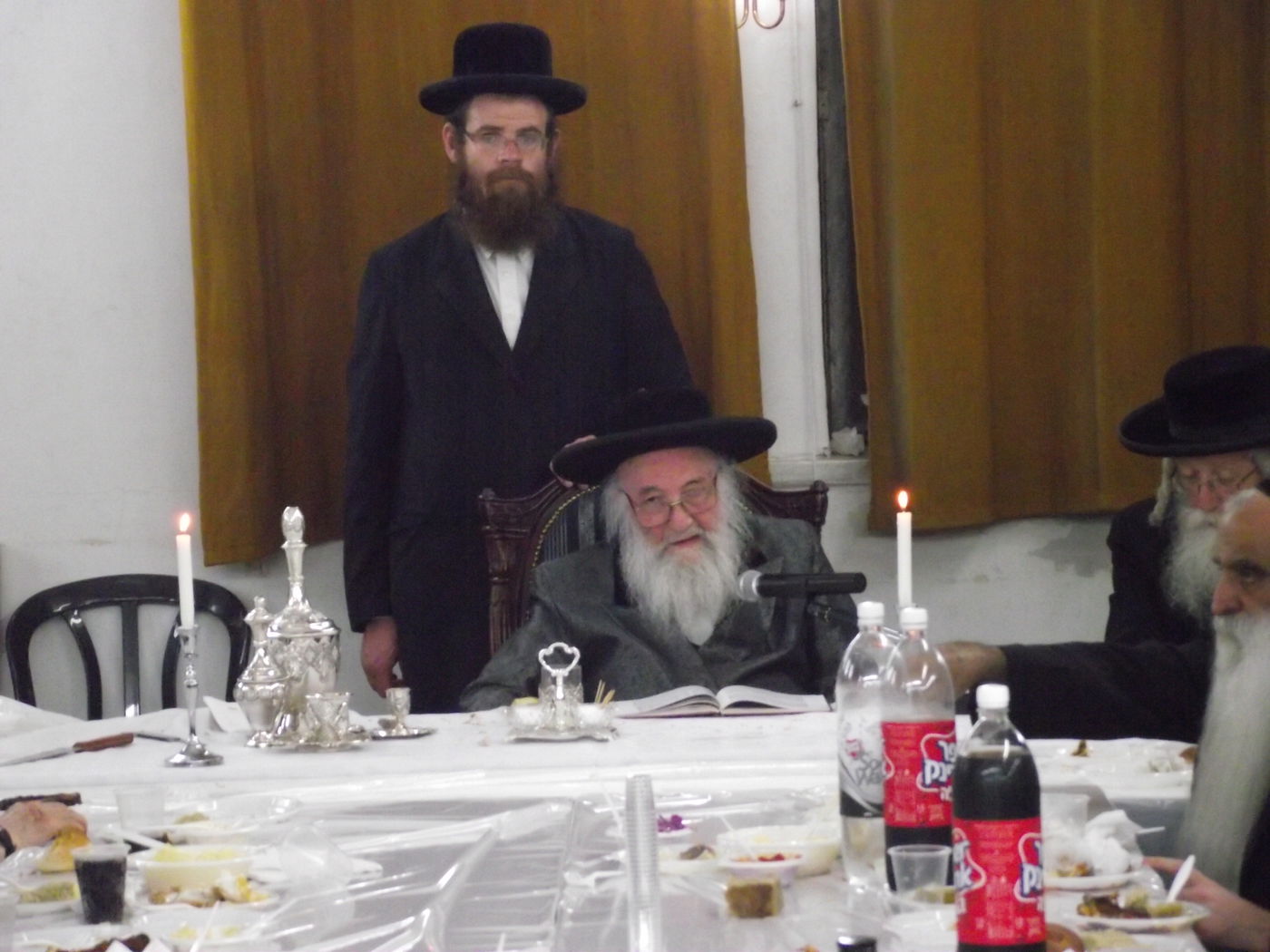 האדמו"ר מספינקא בני ברק בטיש מיוחד לציון היארצייט