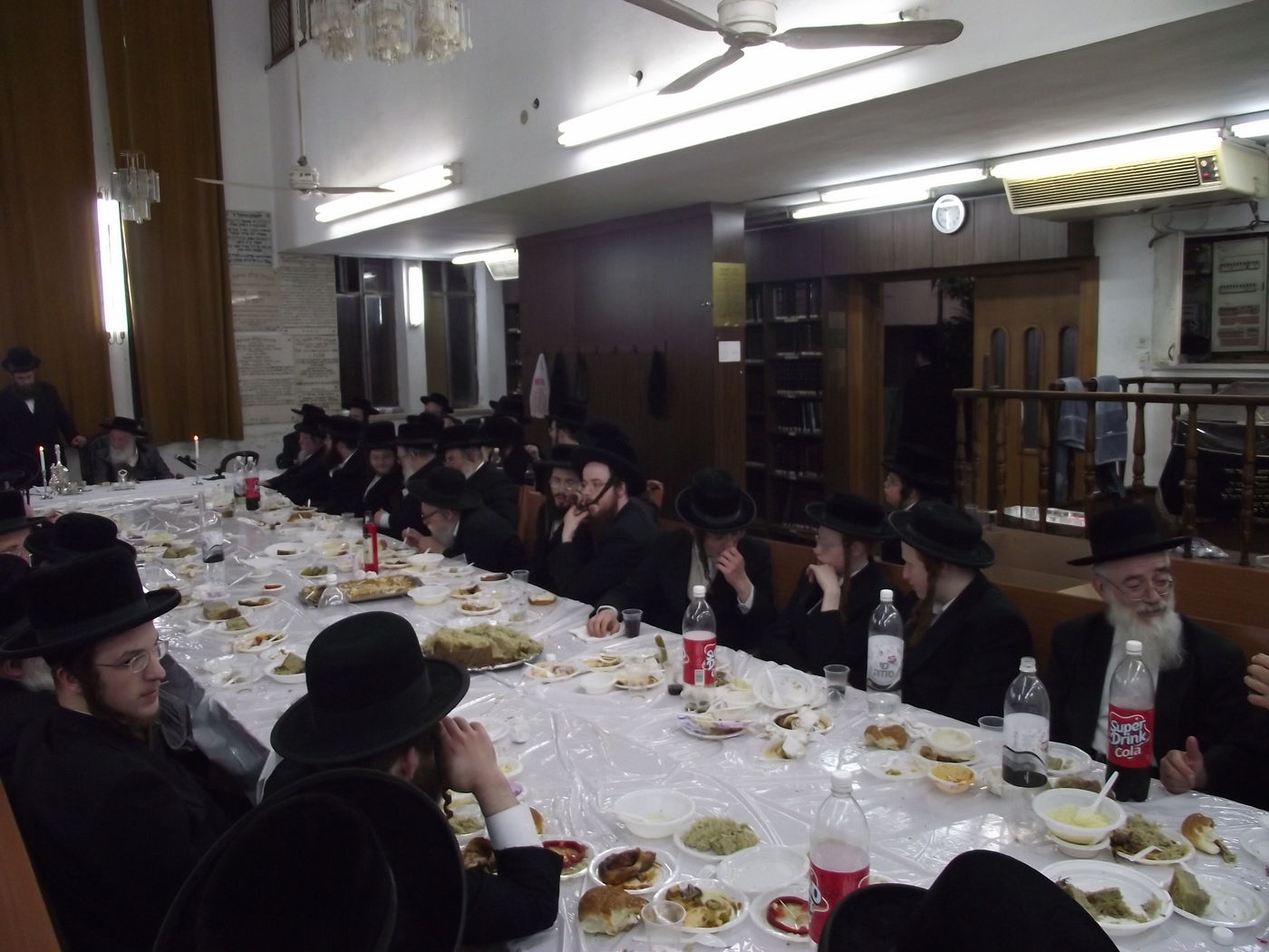 האדמו"ר מספינקא בני ברק בטיש מיוחד לציון היארצייט