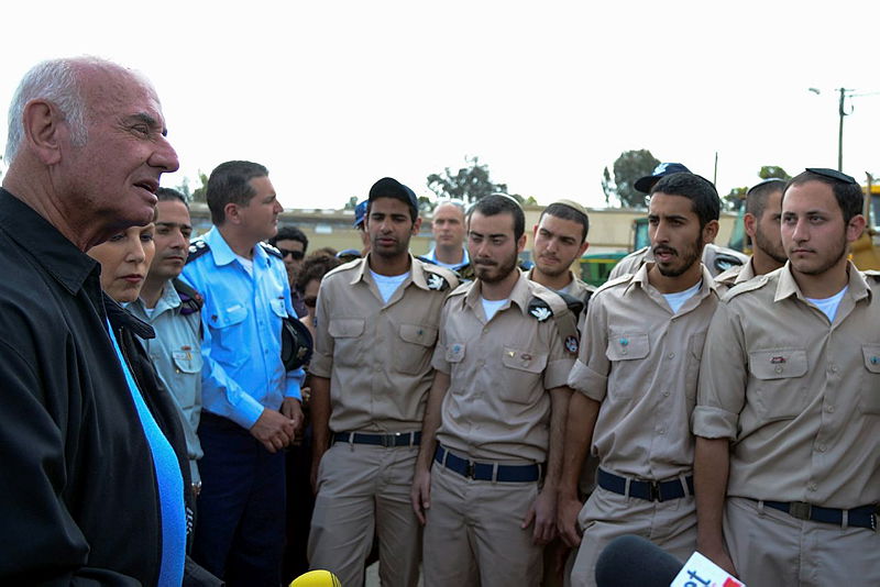 השר יעקב פרי בביקור בבסיס תל נוף, השבוע