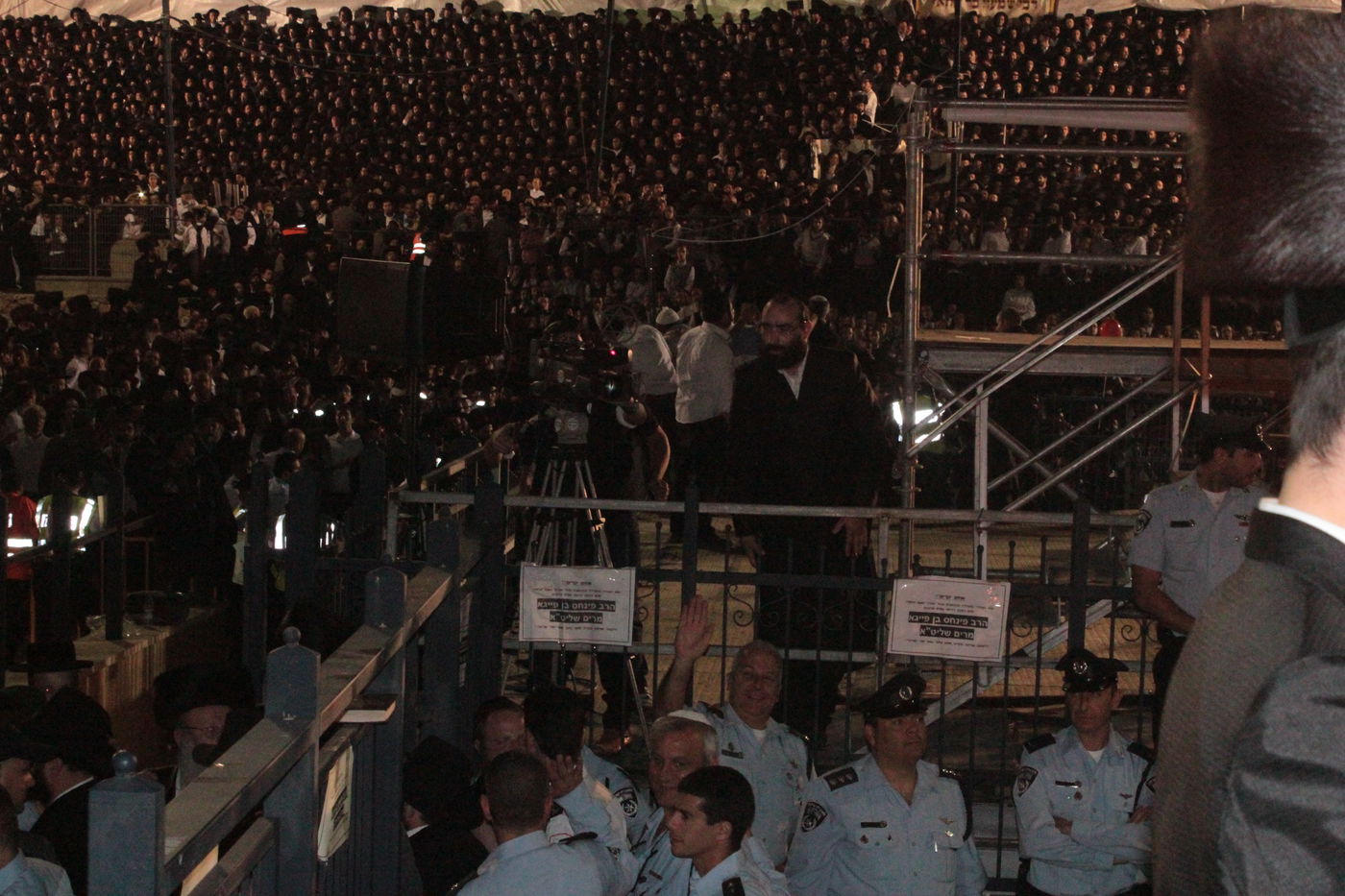 אוֹר מֻפְלֶא אוֹר הַיְקוֹד הֵם יוֹקְדִים: תיעוד ענק ממירון