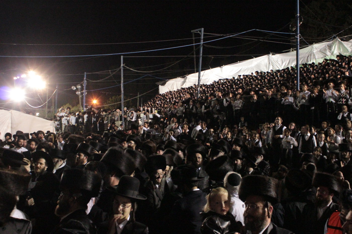 אוֹר מֻפְלֶא אוֹר הַיְקוֹד הֵם יוֹקְדִים: תיעוד ענק ממירון