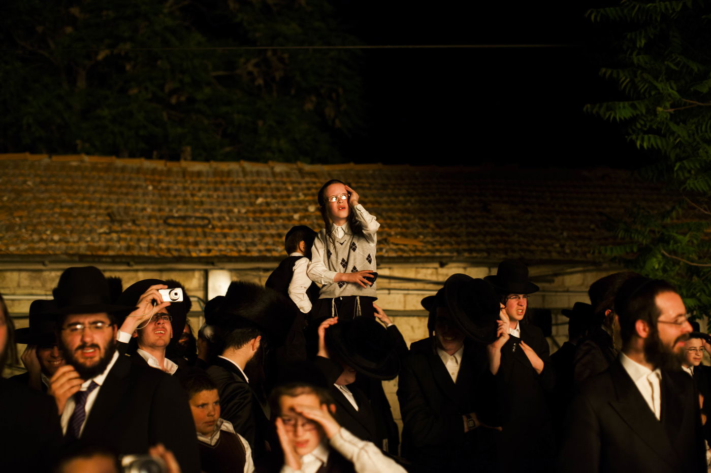 חגיגות ל"ג בעומר בשכונת מאה שערים בירושלים • צפו
