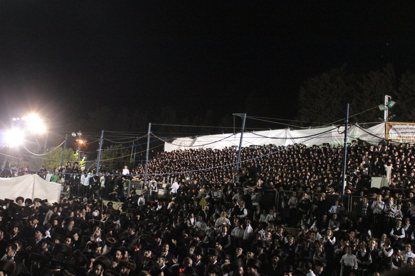 אוֹר מֻפְלֶא אוֹר הַיְקוֹד הֵם יוֹקְדִים: תיעוד ענק ממירון