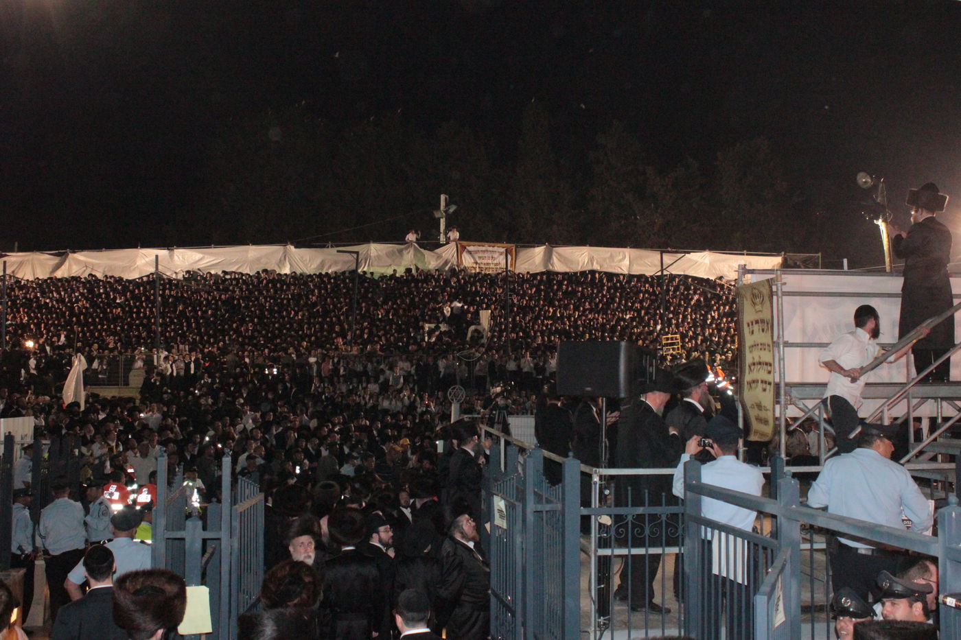 אוֹר מֻפְלֶא אוֹר הַיְקוֹד הֵם יוֹקְדִים: תיעוד ענק ממירון