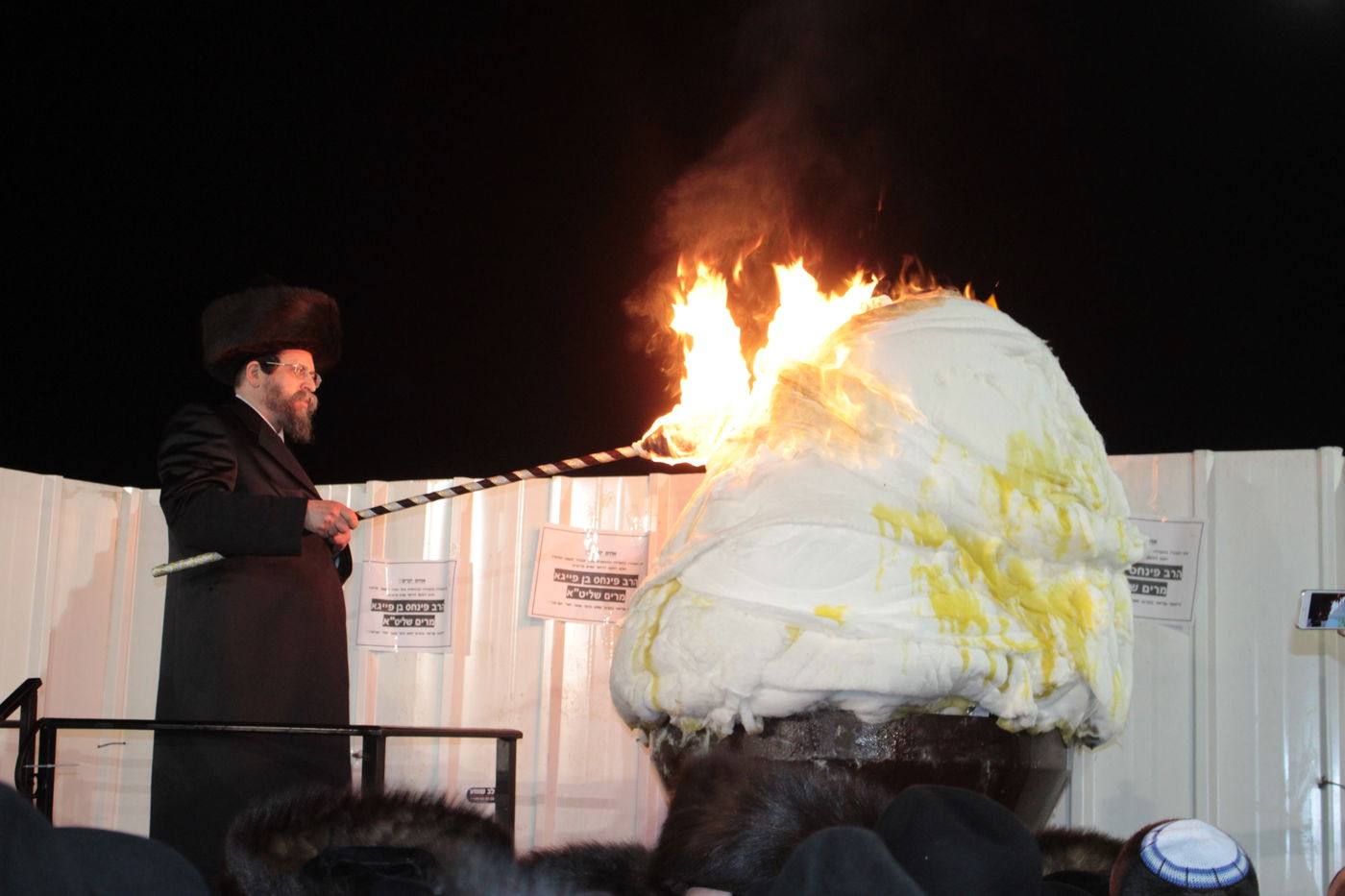 אוֹר מֻפְלֶא אוֹר הַיְקוֹד הֵם יוֹקְדִים: תיעוד ענק ממירון