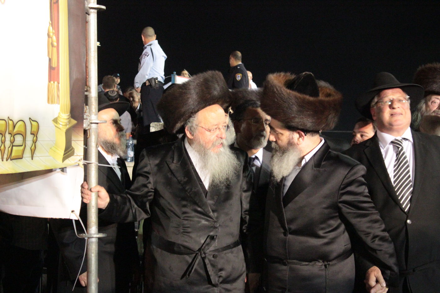 אוֹר מֻפְלֶא אוֹר הַיְקוֹד הֵם יוֹקְדִים: תיעוד ענק ממירון