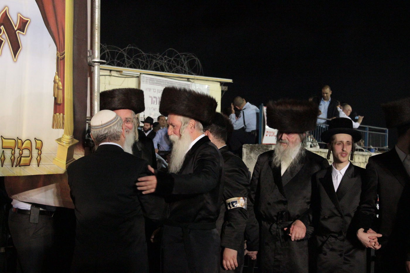 אוֹר מֻפְלֶא אוֹר הַיְקוֹד הֵם יוֹקְדִים: תיעוד ענק ממירון