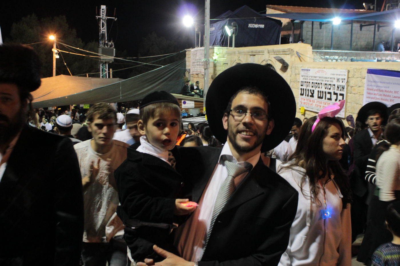 אוֹר מֻפְלֶא אוֹר הַיְקוֹד הֵם יוֹקְדִים: תיעוד ענק ממירון