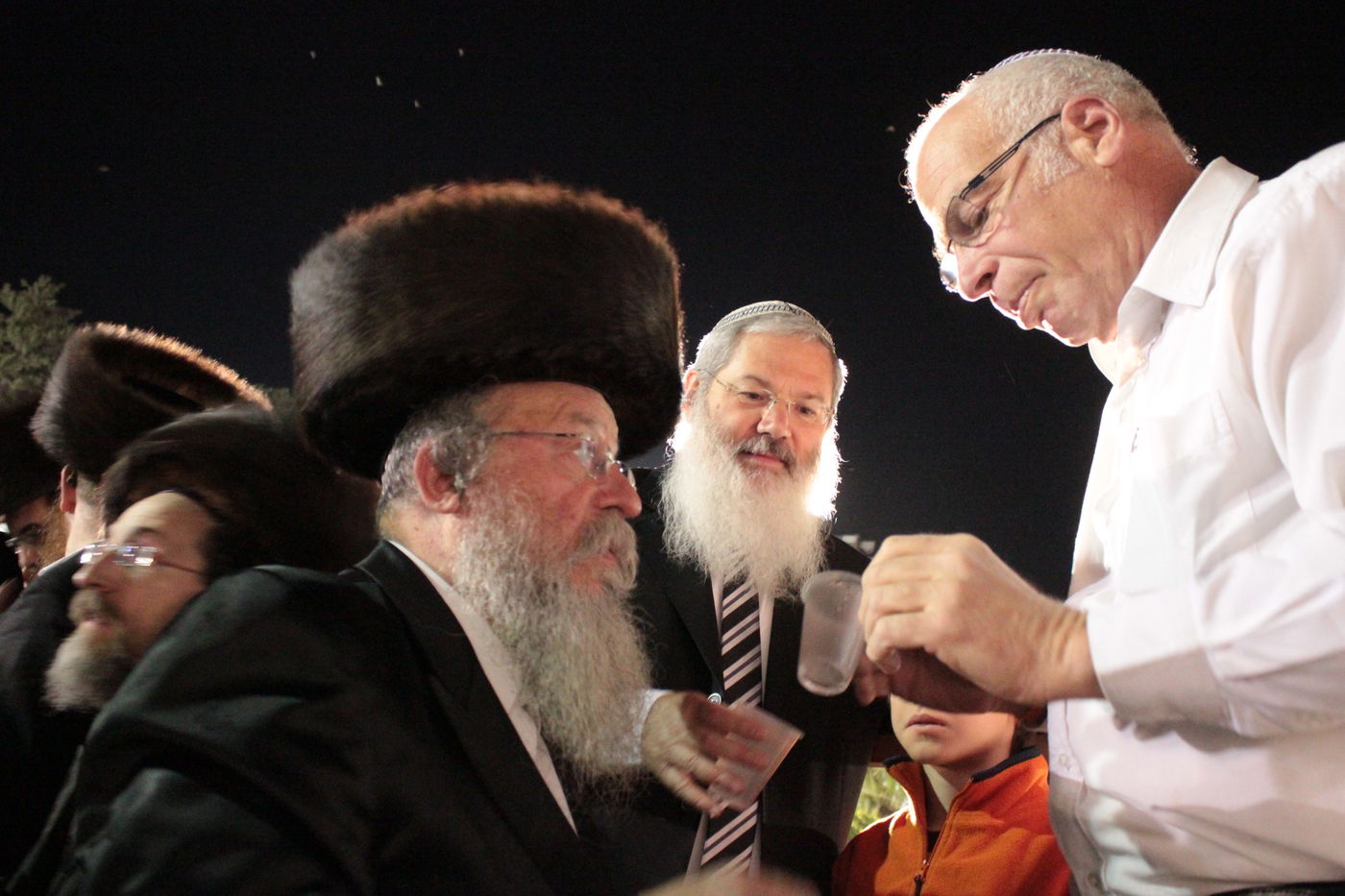 אוֹר מֻפְלֶא אוֹר הַיְקוֹד הֵם יוֹקְדִים: תיעוד ענק ממירון