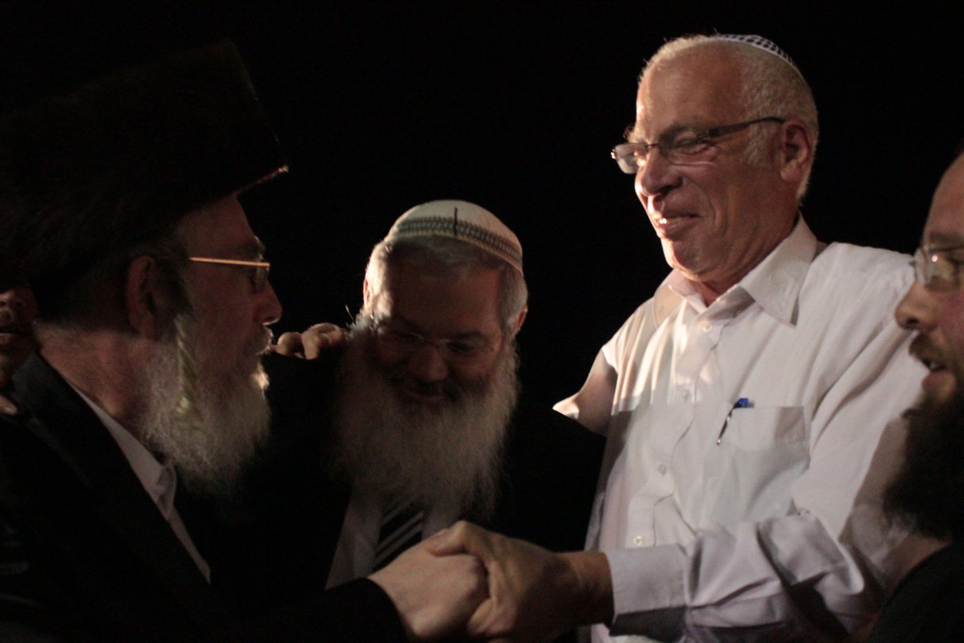 אוֹר מֻפְלֶא אוֹר הַיְקוֹד הֵם יוֹקְדִים: תיעוד ענק ממירון