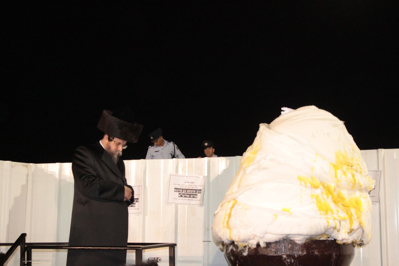 אוֹר מֻפְלֶא אוֹר הַיְקוֹד הֵם יוֹקְדִים: תיעוד ענק ממירון