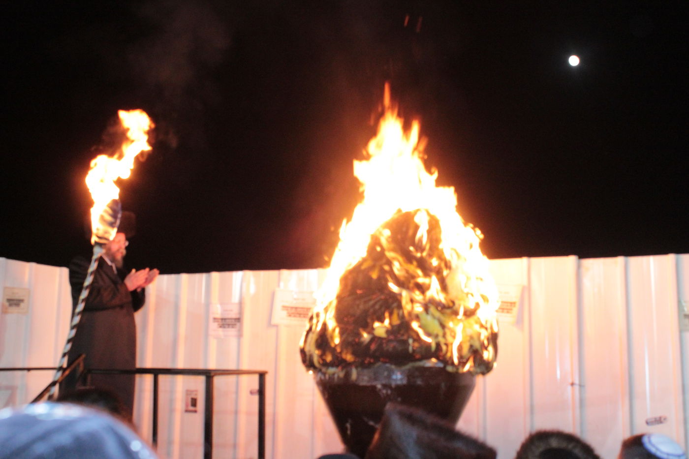 אוֹר מֻפְלֶא אוֹר הַיְקוֹד הֵם יוֹקְדִים: תיעוד ענק ממירון