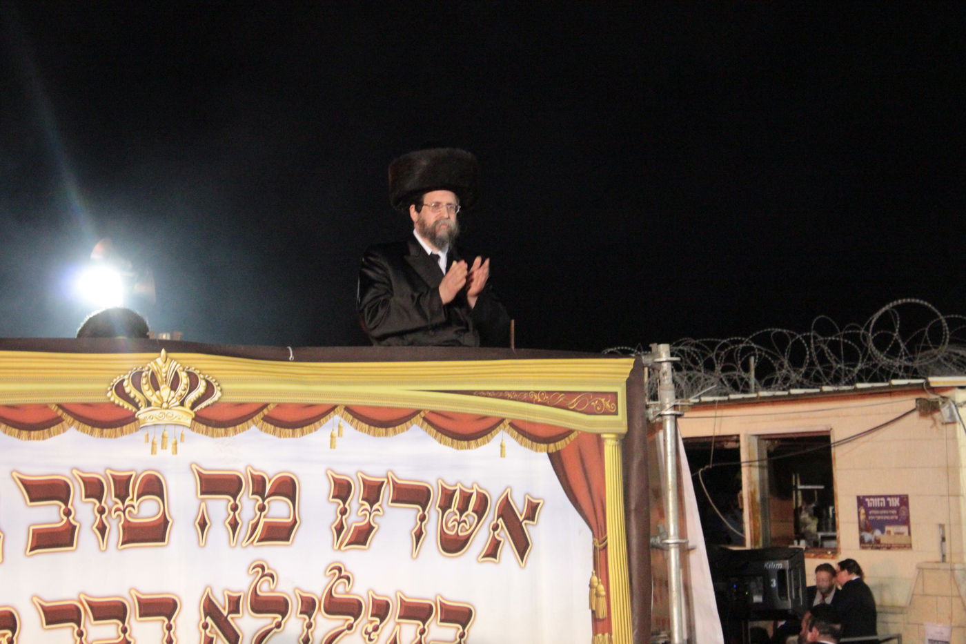 אוֹר מֻפְלֶא אוֹר הַיְקוֹד הֵם יוֹקְדִים: תיעוד ענק ממירון