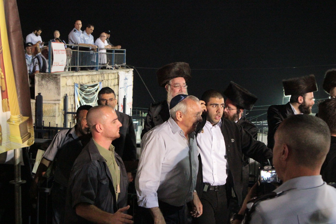 אוֹר מֻפְלֶא אוֹר הַיְקוֹד הֵם יוֹקְדִים: תיעוד ענק ממירון