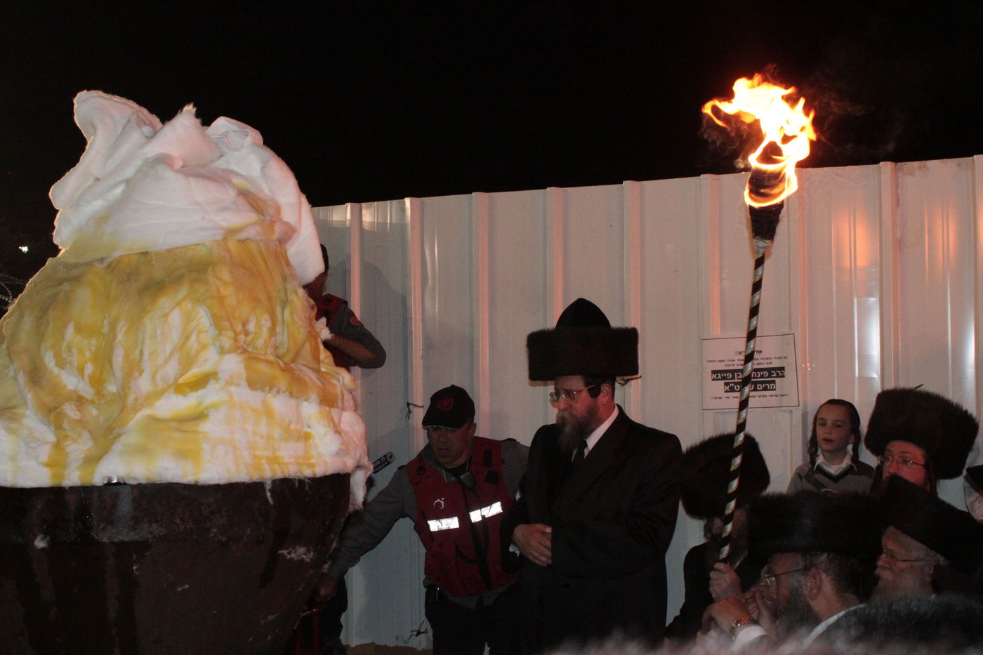 אוֹר מֻפְלֶא אוֹר הַיְקוֹד הֵם יוֹקְדִים: תיעוד ענק ממירון