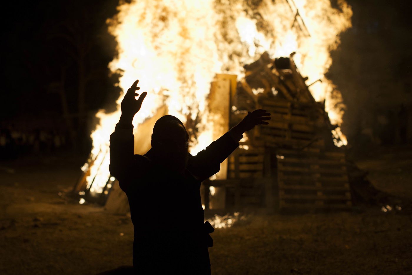 חגיגות ל"ג בעומר בשכונת מאה שערים בירושלים • צפו