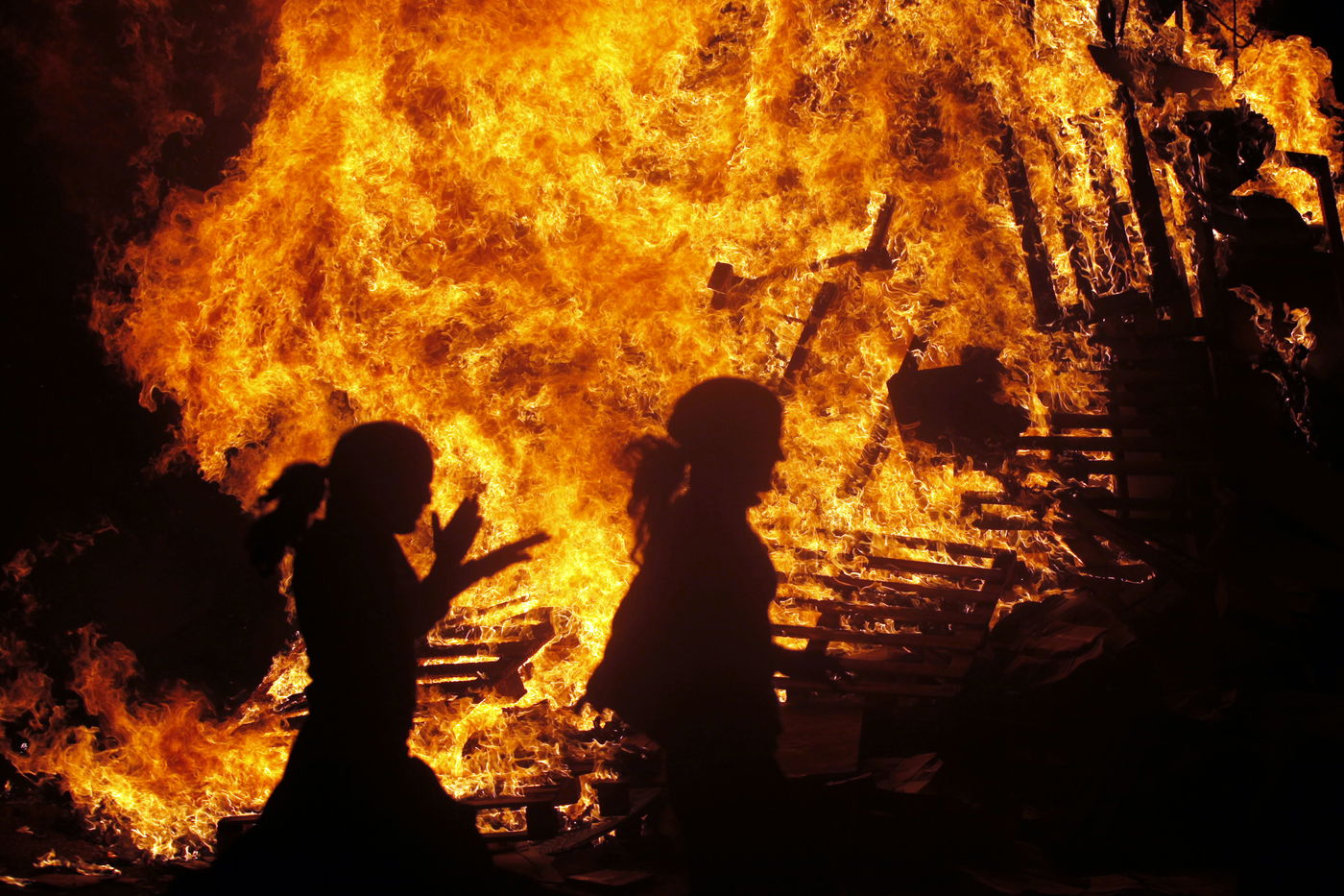 חגיגות ל"ג בעומר בשכונת מאה שערים בירושלים • צפו