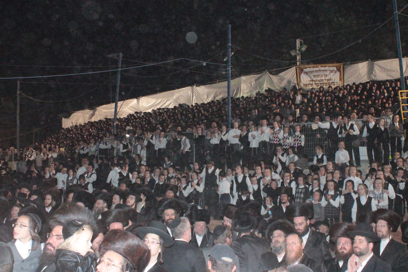 אוֹר מֻפְלֶא אוֹר הַיְקוֹד הֵם יוֹקְדִים: תיעוד ענק ממירון