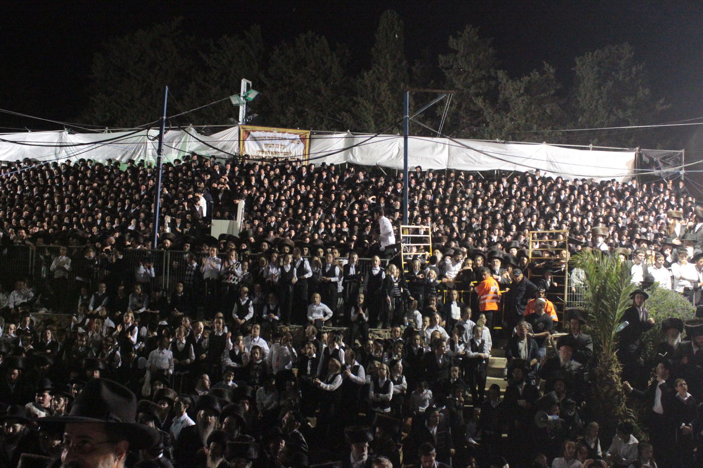 אוֹר מֻפְלֶא אוֹר הַיְקוֹד הֵם יוֹקְדִים: תיעוד ענק ממירון