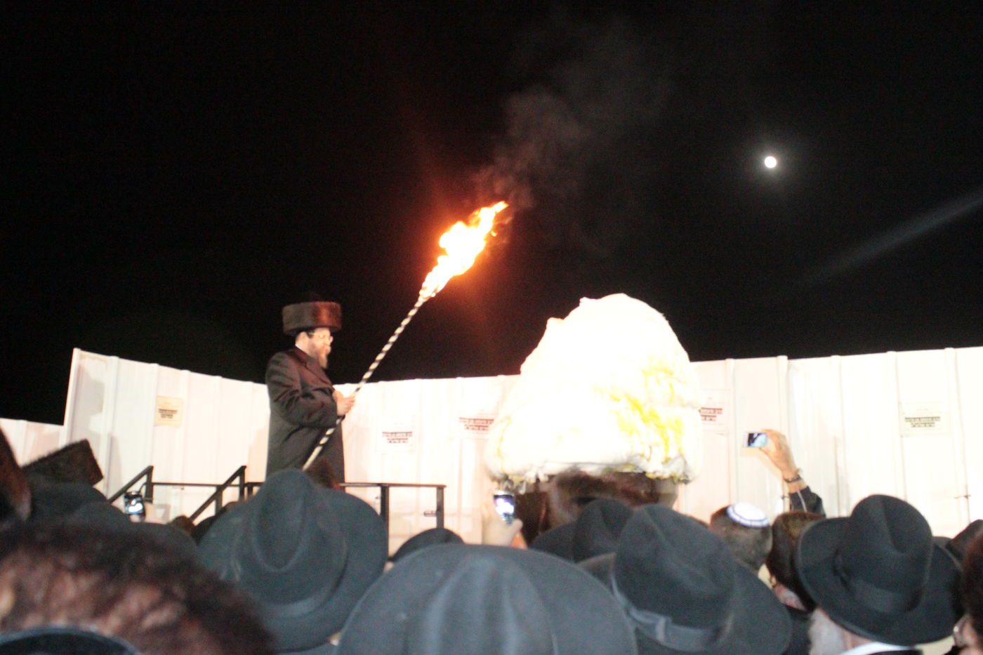 אוֹר מֻפְלֶא אוֹר הַיְקוֹד הֵם יוֹקְדִים: תיעוד ענק ממירון