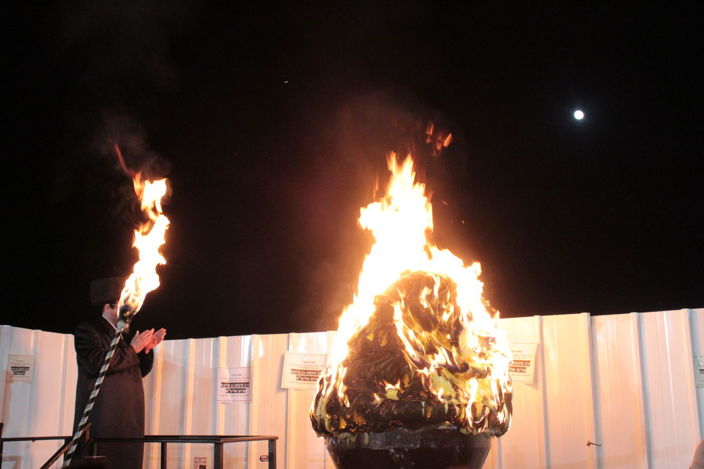 אוֹר מֻפְלֶא אוֹר הַיְקוֹד הֵם יוֹקְדִים: תיעוד ענק ממירון