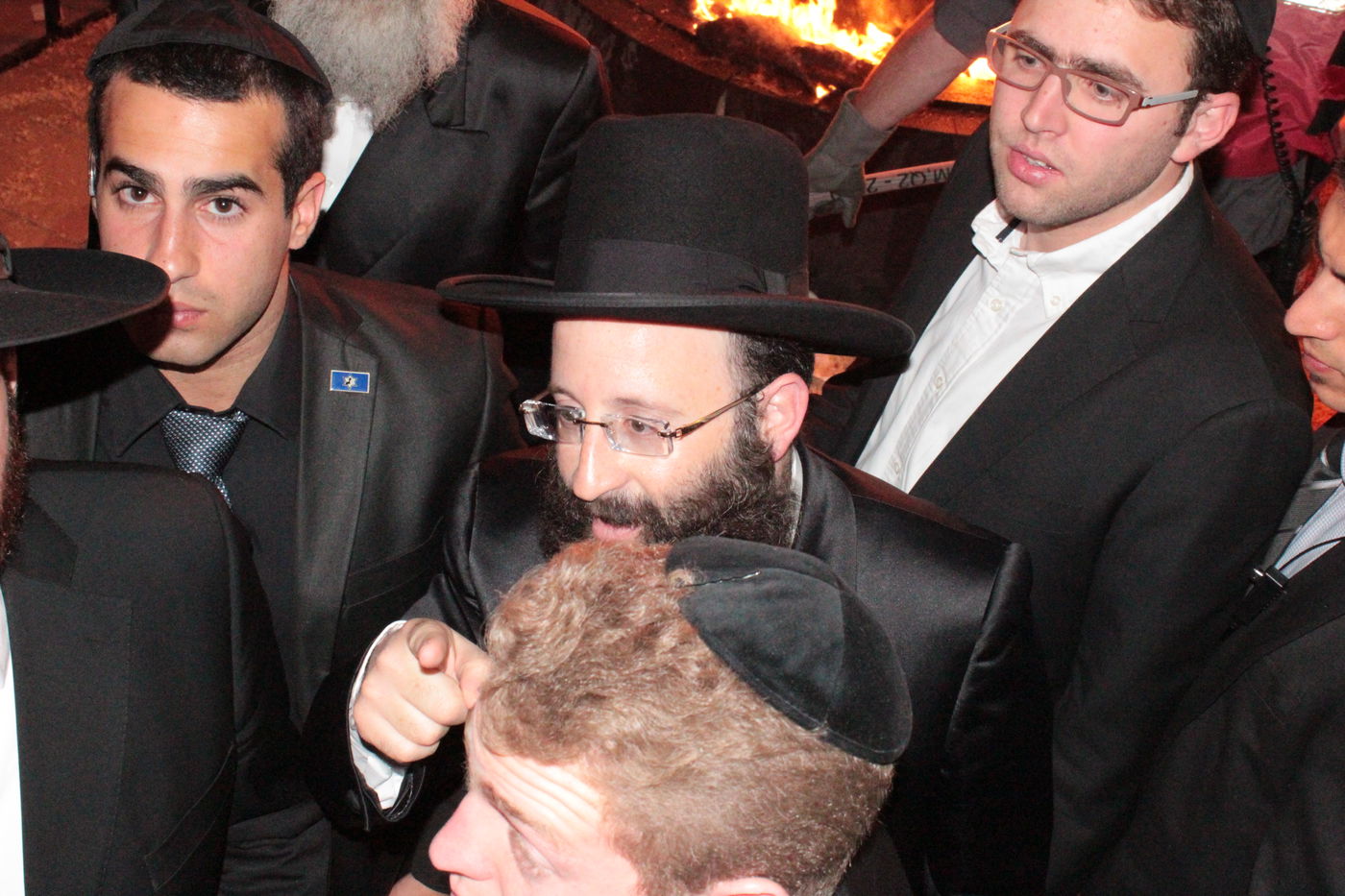 אוֹר מֻפְלֶא אוֹר הַיְקוֹד הֵם יוֹקְדִים: תיעוד ענק ממירון