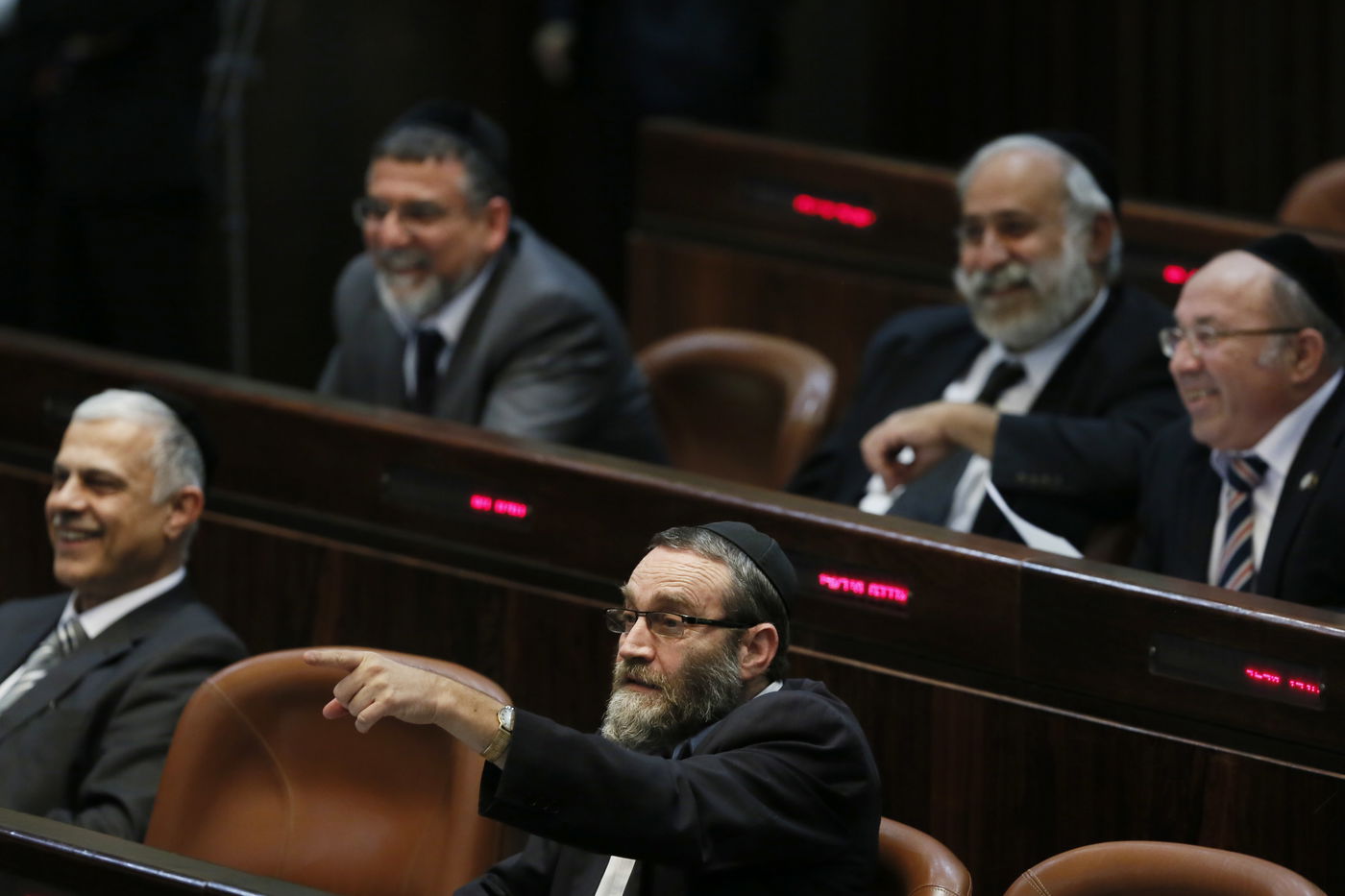 איש מורכב, גפני במליאה.