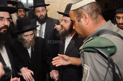 הגראי"ל ביקר בכותל  המערבי והתייחס לסוגיית נשות הכותל: "צריך רחמי שמיים"