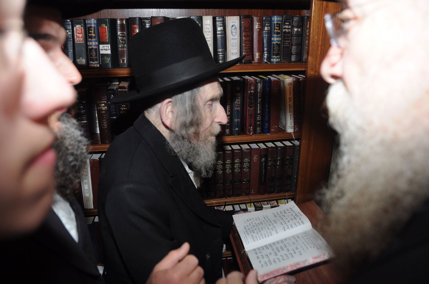 הגראי"ל ביקר בכותל  המערבי והתייחס לסוגיית נשות הכותל: "צריך רחמי שמיים"