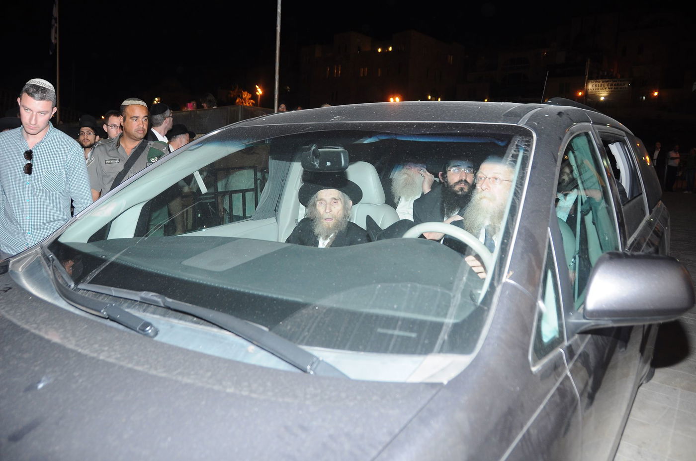 הגראי"ל ביקר בכותל  המערבי והתייחס לסוגיית נשות הכותל: "צריך רחמי שמיים"