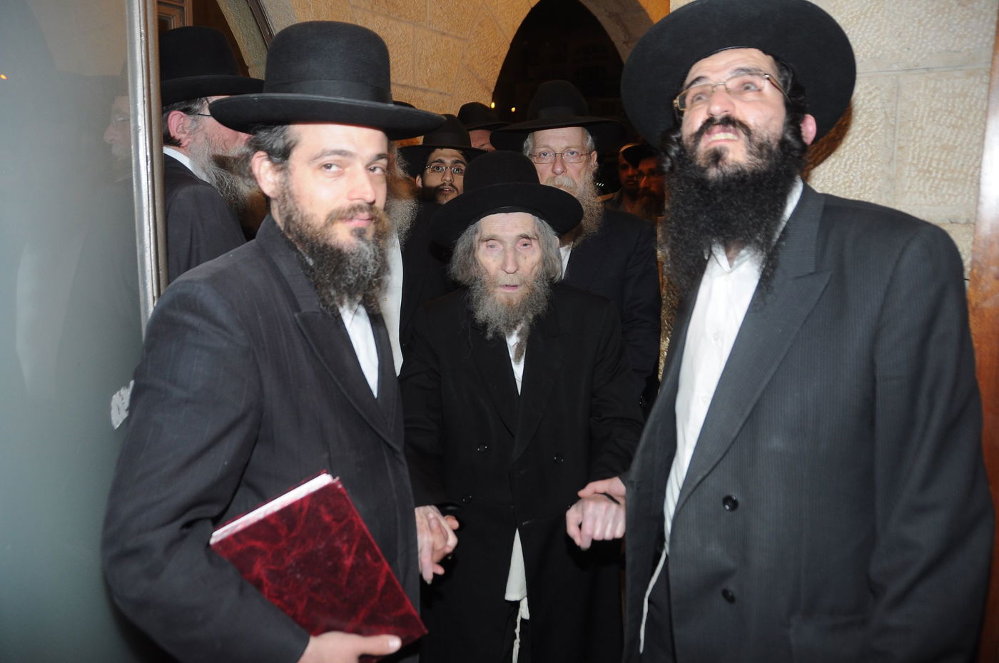 הגראי"ל ביקר בכותל  המערבי והתייחס לסוגיית נשות הכותל: "צריך רחמי שמיים"